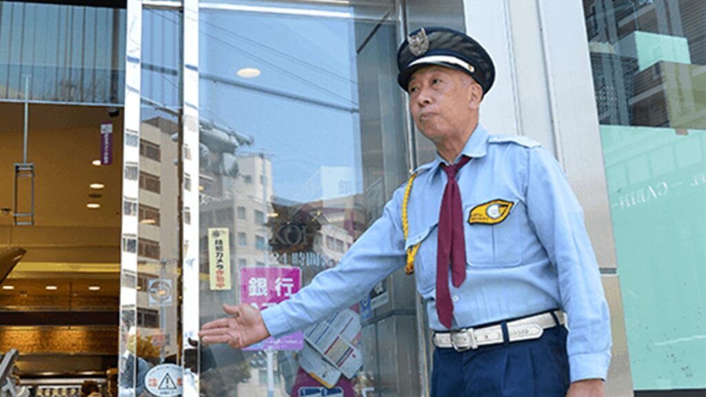 年齢関係なくどの隊員も、KOMAINUで管制とのやりとりを最小限まで削減でき、生まれた時間と余裕が業務の質を底上げにつながっている。|警備業向けクラウド管制・業務システムKOMAINU