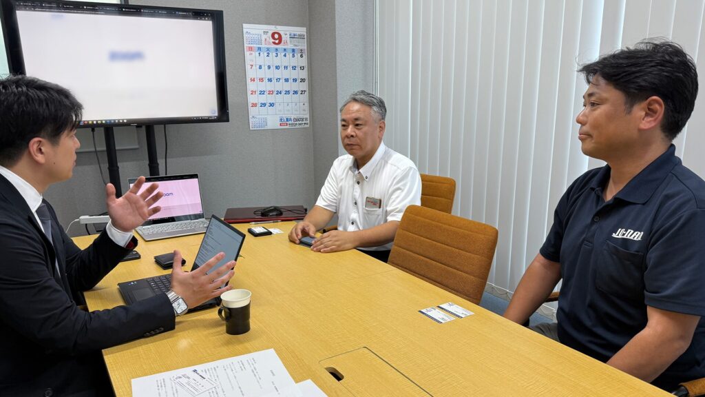 これまでの管制の運用やKOMAINU導入プロセスについて話している様子。(画像右から城南警備保障株式会社の大和田様、村木様、当社平井)
