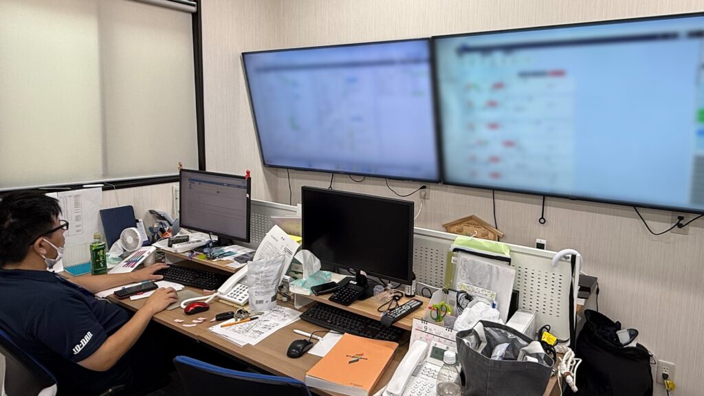 ホワイトボードや紙をベースにしていた運用から一変、大きなモニターを活用して隊員の配置や状況などリアルタイムに表示し、管制業務のDX化に成功しています。