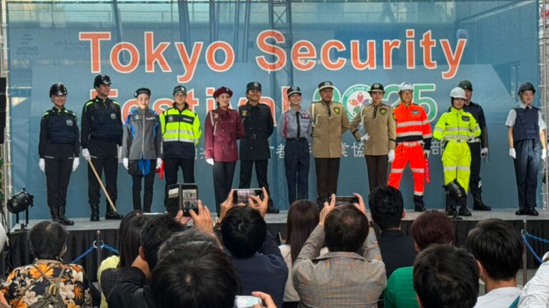 警備服のファッションショー｜警備業管制クラウドシステムKOMAINU（コマイヌ）